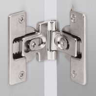 Centre hinge with adjustable offset pivot, for pressing in