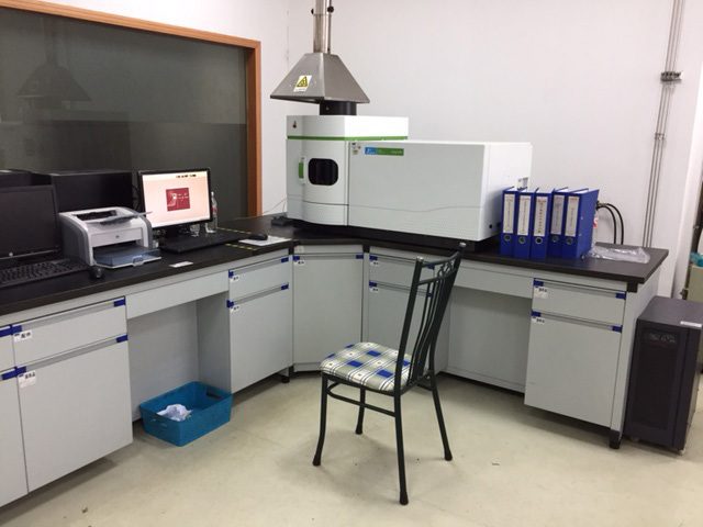 Material composition analysis station