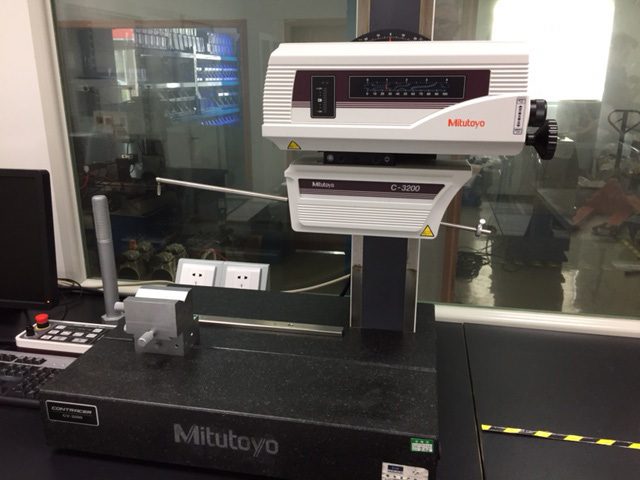 Thread contour measuring machine
